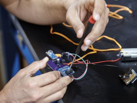 Ученые изобрели слуховой аппарат стоимостью 1 доллар