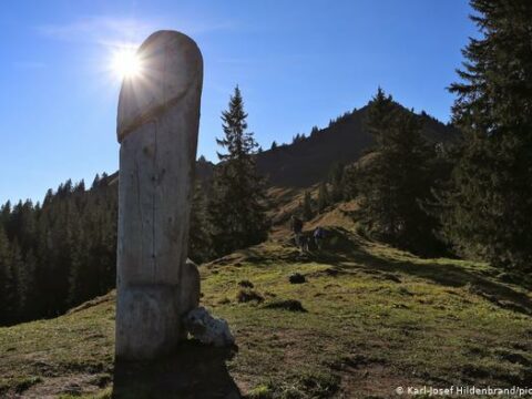 Сизифов пенис. Баварцы снова подняли падающий двухметровый фаллос