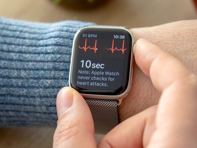 Apple запустит функцию ЭКГ на Apple Watch в России