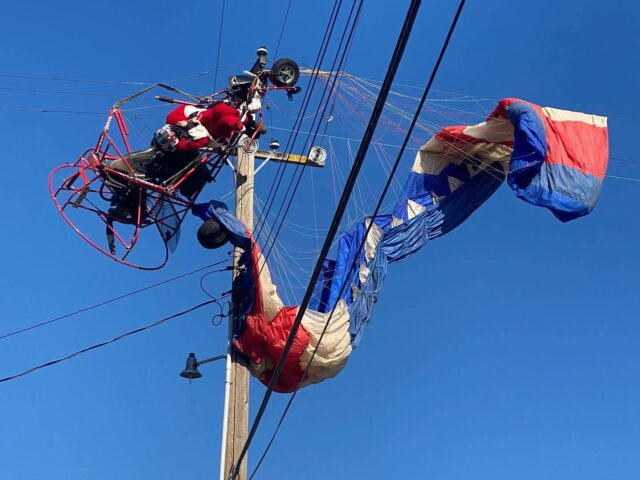 Санта-Клаус застрял в линиях электропередач, когда пролетал над пригородом Сакраменто