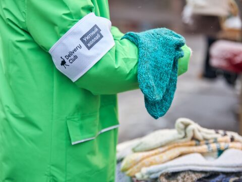 «Уютный коллаб»: Delivery Club купит у бабушек вязаные вещи и передаст их курьерам