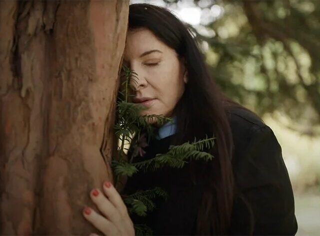 Совет дня от Марины Абрамович: рассказывайте деревьям о своих проблемах