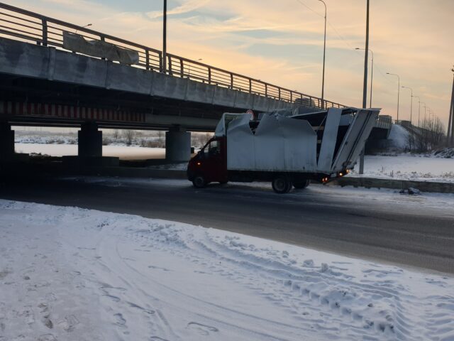В Санкт-Петербурге под мостом с надписью «Газель не проедет» застряла двухсотая газель