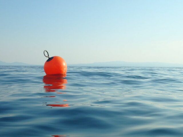 Моряк в Тихом океане упал за борт и выжил после 14 часов в воде. Его спас дрейфующий рыболовный буй