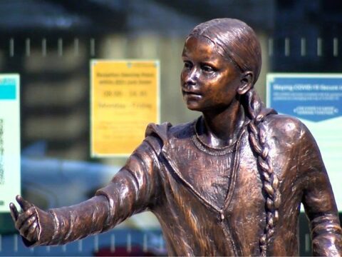 В британском университете поставили памятник Грете Тунберг в полный рост