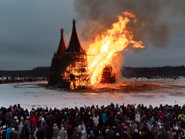 В Калужской области на Масленицу сожгли гигантский замок корона-людоеда