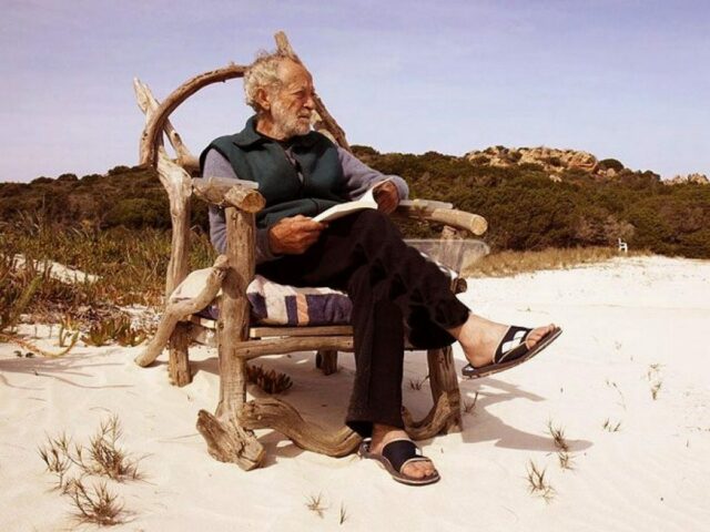 История: итальянец 30 лет в одиночку прожил на острове и теперь вынужден уехать под давлением властей