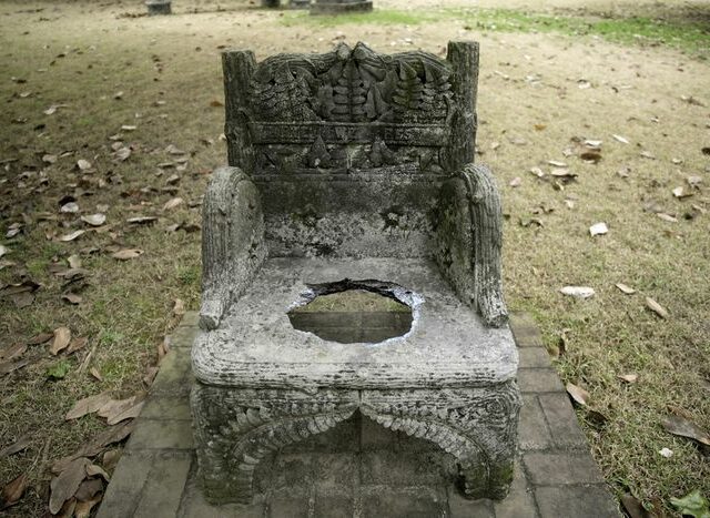 В США активисты взяли в заложники мемориал президенту Конфедерации и угрожают превратить его в туалет