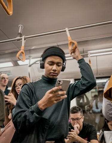 Исследование: если вы посмотрите в телефон, окружающие сделают то же самое уже через 30 секунд