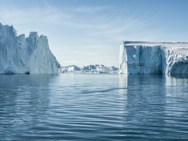 От Антарктиды откололся самый большой в мире айсберг. Он почти в два раза больше Москвы
