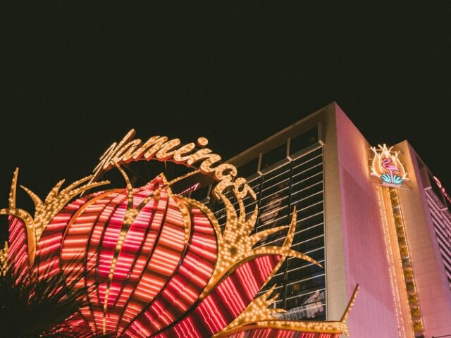 В Лас-Вегасе открыли пункт вакцинации от ковида в стрип-клубе