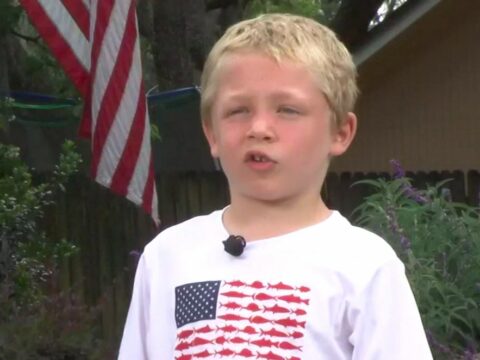 Семилетний мальчик спас отца и сестру, которых унесло течением. Он час плыл к берегу за помощью