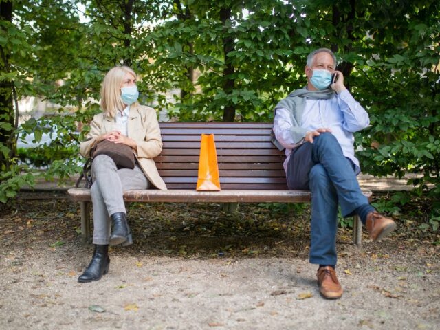 Москвичам разрешили сидеть на скамейках в городских парках