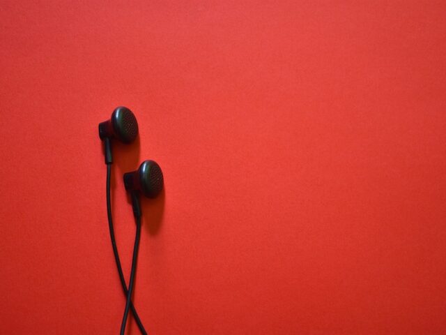 Опрос: частое использование наушников связано с одиночеством