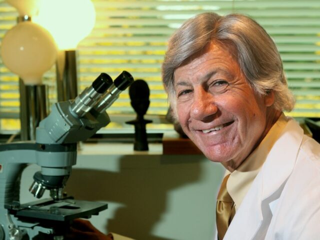 Канадский врач полвека тайно оплодотворял пациенток своей спермой. В деле больше двухсот пострадавших