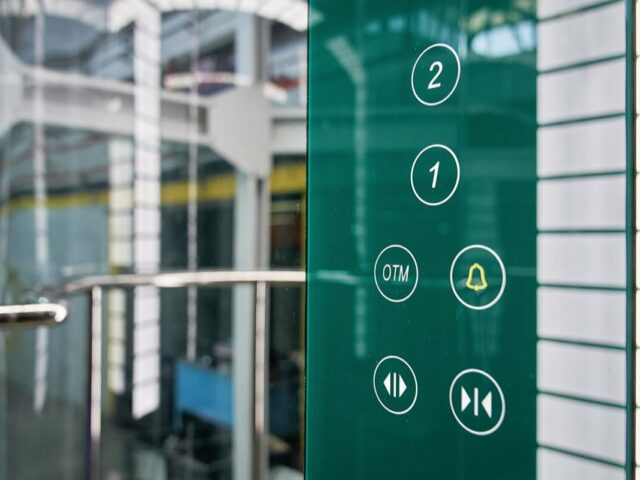 В Москве начали производить «умные» лифты. Ими можно управлять с телефона