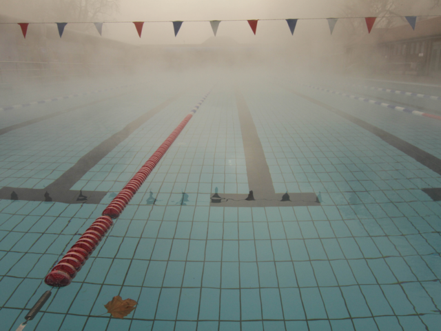 История: в английском бассейне протез ноги приняли за педофила и экстренно эвакуировали 60 детей