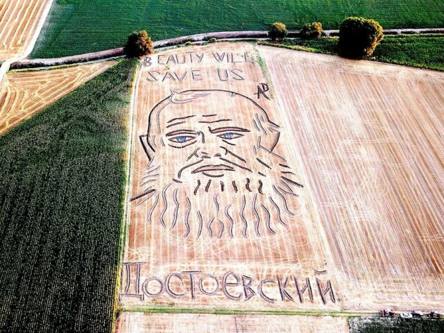 Итальянский художник создал на пшеничном поле гигантский портрет Достоевского