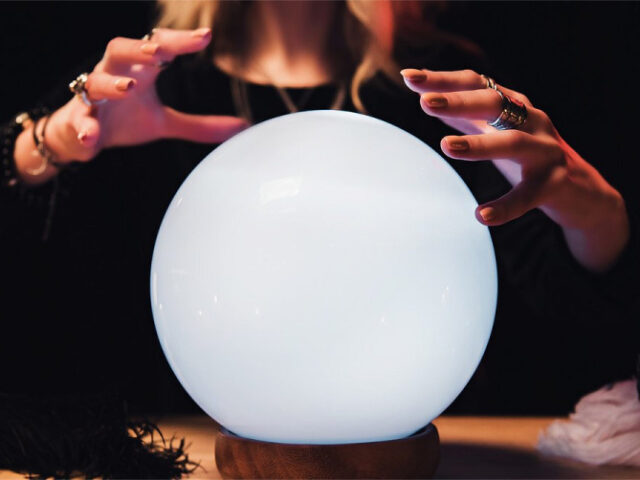 Американец подал в суд на экстрасенса, которая не сняла порчу с его брака