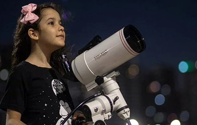 Восьмилетняя девочка из Бразилии нашла 18 астероидов для NASA. Она может стать самым молодым астрономом в мире