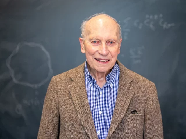 История: американец всю жизнь мечтал об ученой степени по физике и получил ее в 89 лет