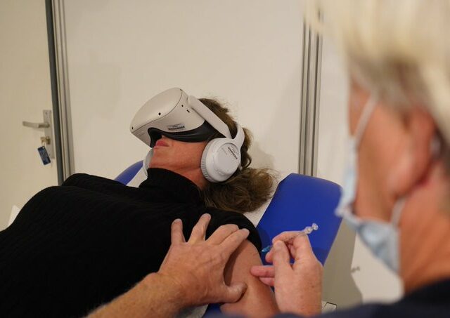 Боящимся прививок голландцам выдают VR-очки во время вакцинации от ковида