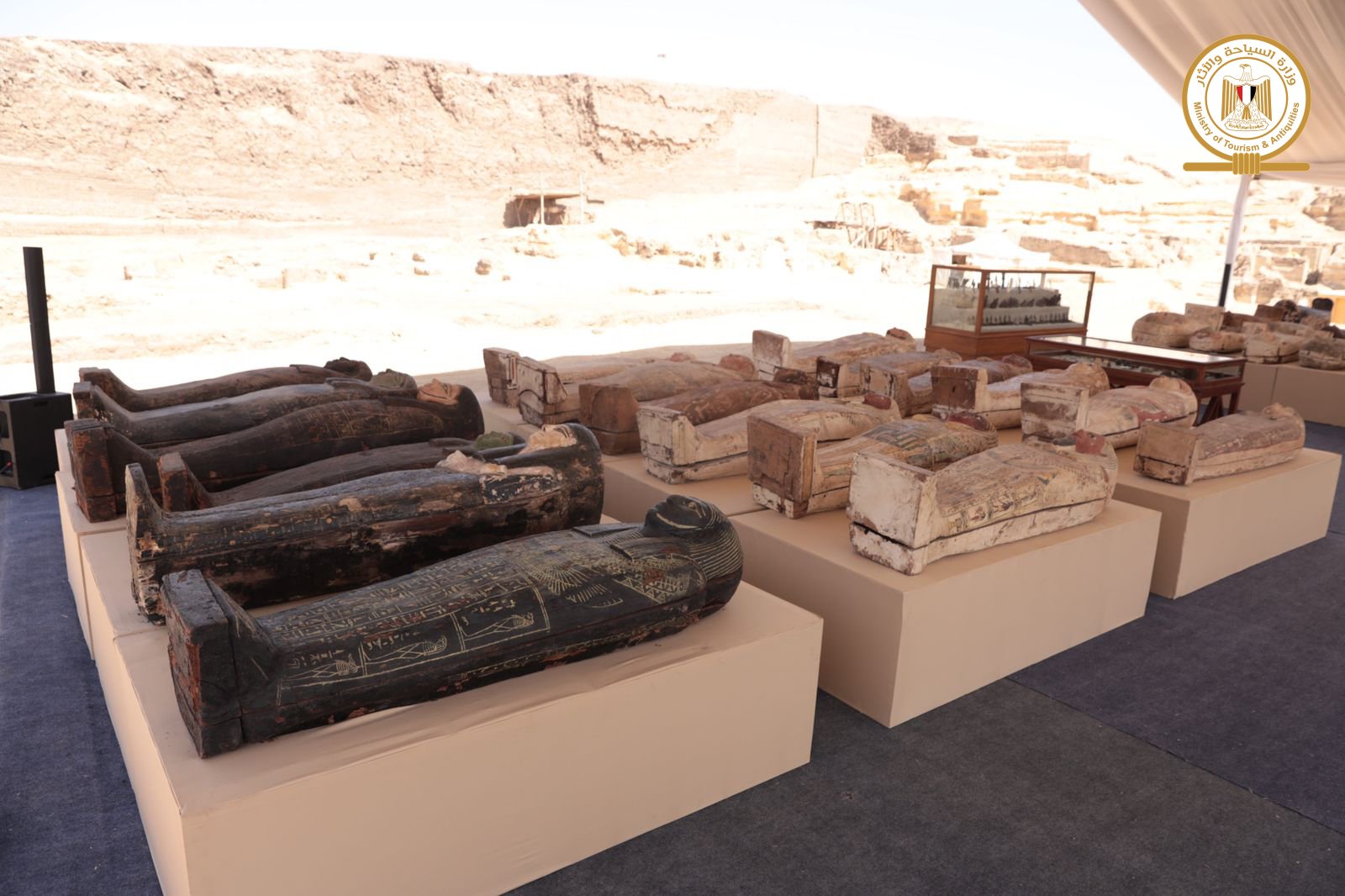 В Египте нашли новые артефакты: 250 саркофагов с мумиями и тайник со статуями