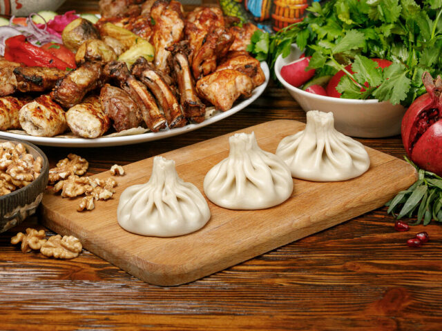 Хинкали и люля-кебаб вместо хот-догов и морепродуктов: как за год изменились гастрономические предпочтения россиян