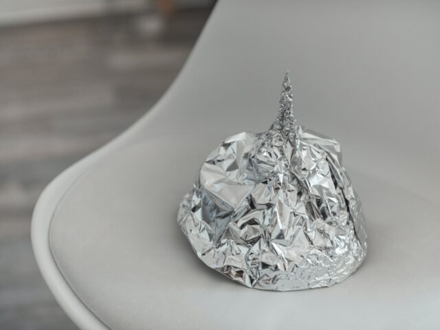 Исследование: чрезмерная самоуверенность усиливает антинаучные взгляды