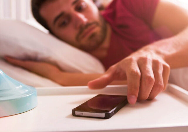 Исследование: качество сна падает, если возле кровати лежит смартфон