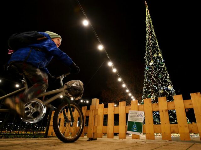 Жители Будапешта крутят педали, чтобы зажечь гирлянду на рождественской елке