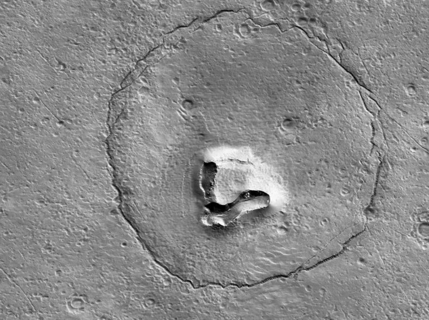 Фото дня: астрономы обнаружили «морду медведя» на Марсе