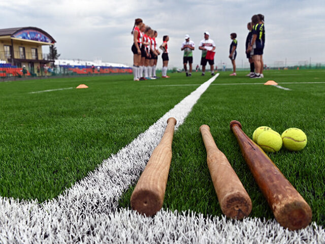 Российских школьников научат играть в лапту