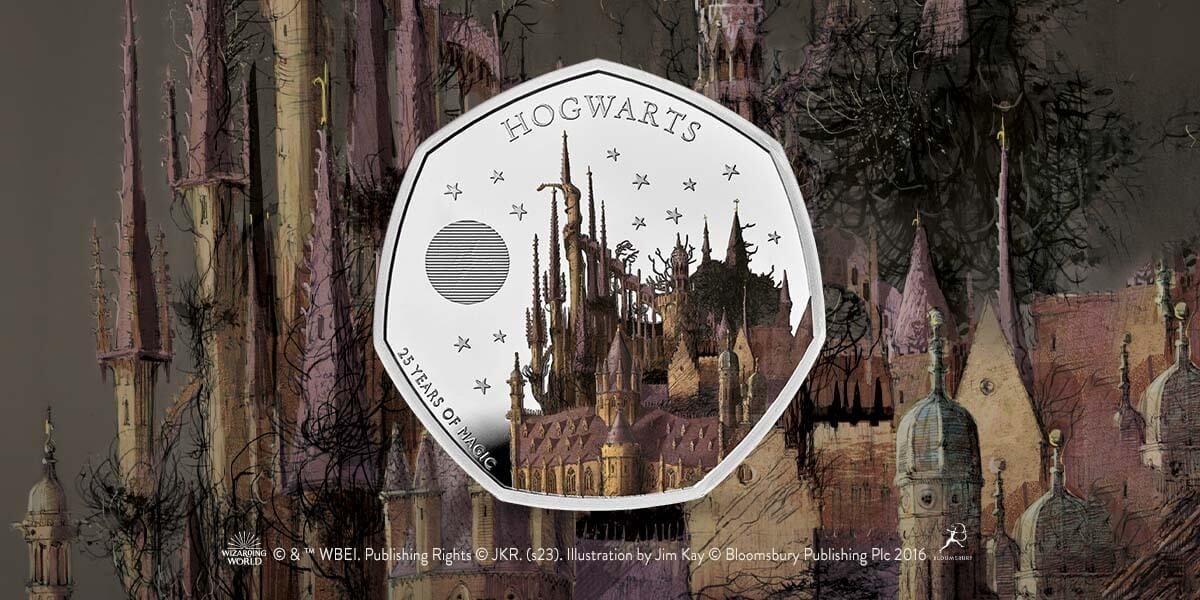 В Британии в честь 25-летия «Гарри Поттера» выпустили монету с Хогвартсом