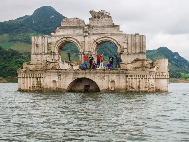 В Мексике после засухи из-под воды полностью показалась древняя церковь