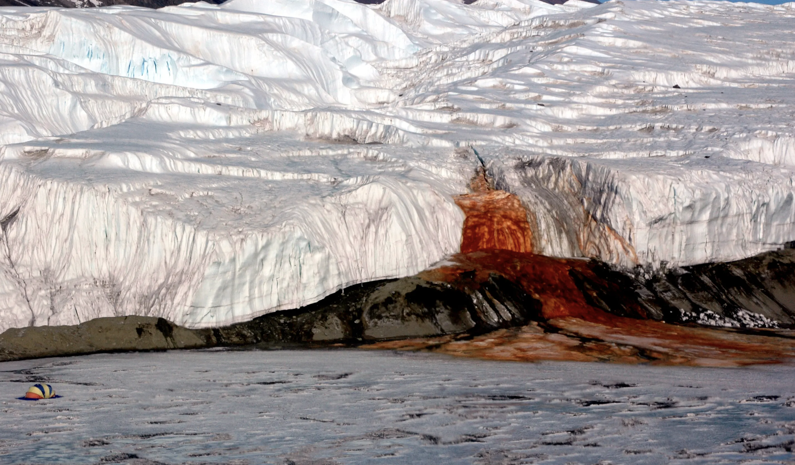 Учёные разгадали тайну кровавых водопадов Антарктиды