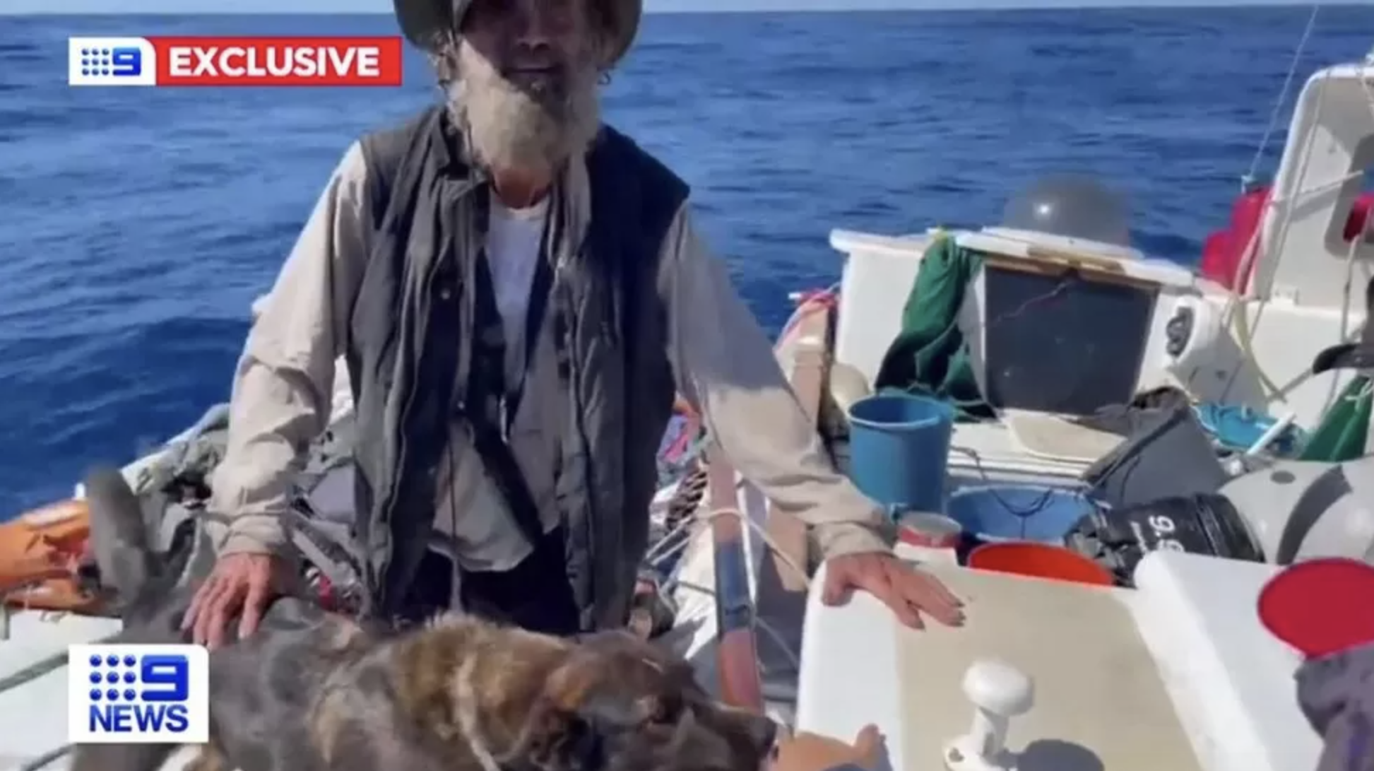 Сырую рыбу собаке. Австралийский моряк. Рыбалка фото. Собака Рыбак. Мужчина с собакой в океане.