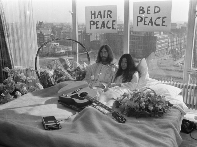 Вещи участников The Beatles продадут на аукционе. Их оценивают в 8 млн долларов