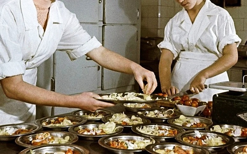 Ешь ананасы, рябчиков жуй! Как относились к еде в ранние советские годы и что об этом писали