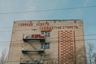 Постсоветский дом: почему мы любим заброшки и зачем новым русским такие дома