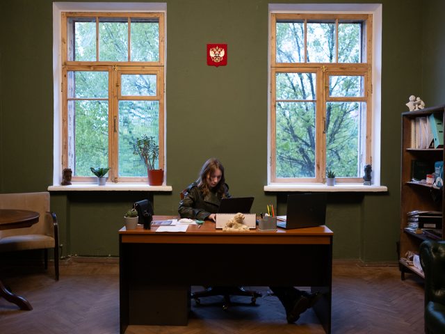 «Есть здесь фрик-магнит»: интервью с руководителем арт-кластера «НИИ Снегири» Мартой Вяземской