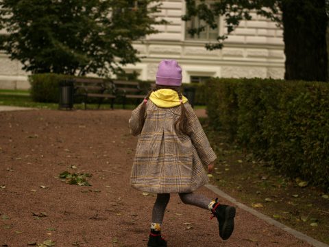Исследование: травмирующие события из позднего детства ускоряют развитие мозга