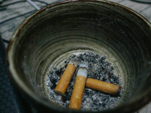 Ученые предложили использовать сигаретные окурки при производстве асфальта