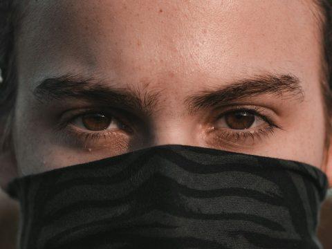 Исследование: люди с симптомами социофобии лучше других распознают скрытый гнев
