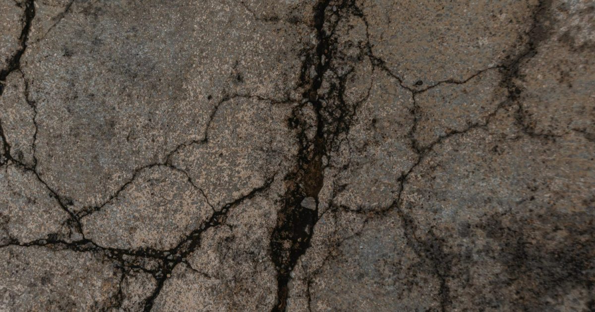 Исследования: микроорганизмы, обитающие в недрах земли, получают «пищу» через разломы в земной коре