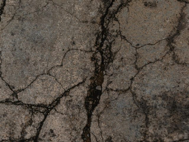 Исследования: микроорганизмы, обитающие в недрах земли, получают «пищу» через разломы в земной коре