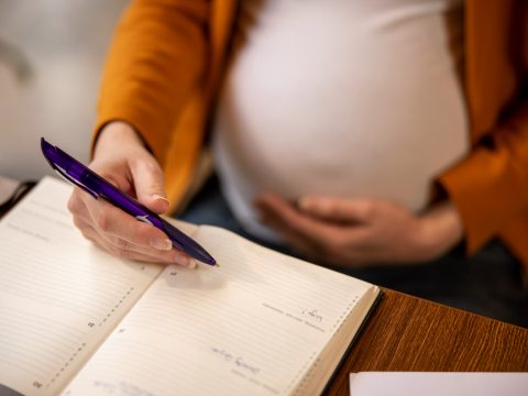 Исследование: наличие проблем с финансами у беременной женщины сказывается на развитии мозга ребенка