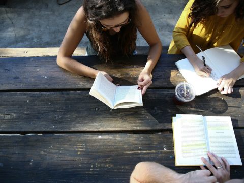 Изба-читальня: почему книжные клубы стали такими модными
