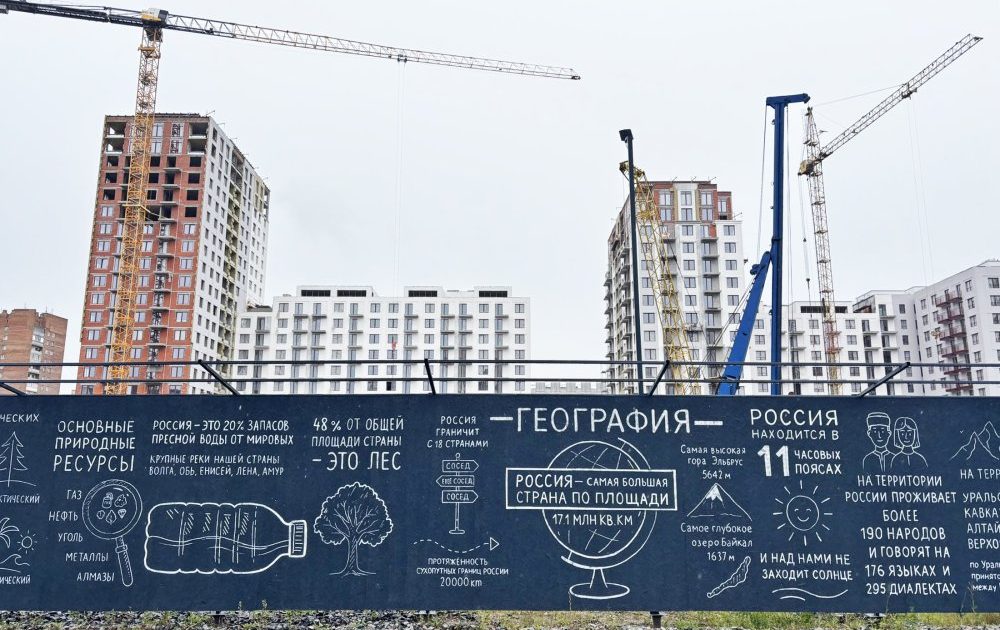 Новосибирцы создали 150-метровую бетонную «шпаргалку»