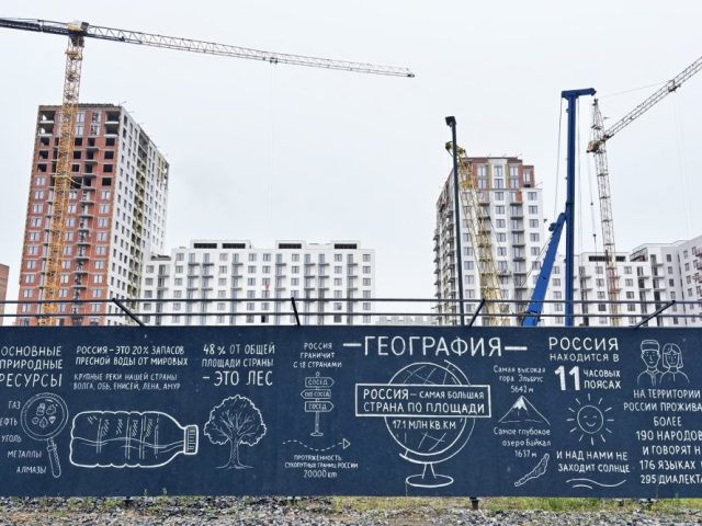 Новосибирцы создали 150-метровую бетонную «шпаргалку»